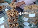 Keripik-tempe-benguk-salah-satu-makanan-yang-banyak-dicari-saat-lebaran.jpg