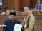 Ketua-DPRD-Klaten-Edi-Sasongko-meyerahkan-dokumen-pengesahan-Perda-ke-Wakil-Bupati-Klaten-Benny.jpg