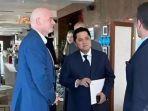 Ketua-PSSI-Erick-Thohir-tengah-saat-bersama-Presiden-FIFA.jpg