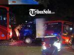 Kolase-Foto-adu-banteng-mobil-boks-vs-BST-di-jalan-Gajah-Mada-Solo-Senin-16122024-sore.jpg