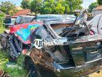 Kondisi-mobil-Hyundai-Avega-usai-terlibat-kecelakaan-dengan-truk-tronton-di-Jalan-Tol-Solo-Ngawi.jpg