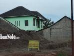 Kondisi-rumah-berdiri-tegak-di-tengah-proyek-tol-Solo-Jogja.jpg