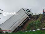 Kondisi-truk-boks-terperosok-di-jurang.jpg