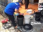 LARIS-MANIS-Tukang-servis-AC-melakukan-pembersihan-AC-di-rumah-warga-Kecamatan-Grogol-Sukoharjo.jpg