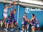 Lay-up-pebasket-Bhinneka-Solo-Halmaherano-dihadang-pebasket-Victoria-Jakarta.jpg
