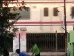 Layar-tangkap-saat-tiga-bocah-di-Depok-melempari-kereta-listrik.jpg