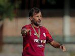 Leonardo-Medina-memberikan-arahan-di-sesi-latihan.jpg