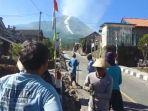 Luncuran-material-Gunung-Merapi-terlihat-dari-satu-sudut-jalan-di-Dukuh-Stabelan-Boyolali.jpg