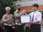 Luthfi-Farchan-Siswa-SMP-30-Kota-Semarang-Viral-Diberi-Penghargaan-Polisi.jpg
