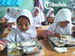 MAKAN-BERGIZI-GRATIS-DI-KARANGANYAR-Suasana-Makan-Bergizi-Gratis-di-SDN-01-Popongan.jpg