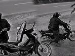 Maling-batu-bata-di-depan-Balai-Desa-Gupit-Nguter-Sukoharjo-yang-terekam-kamera-CCTV.jpg
