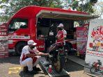 Mekanik-tengah-melayani-pelanggan-Di-mana-Main-Dealer-Astra-Mot.jpg