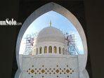 Menara-Masjid-Raya-Sheikh-Zayed-Kota-Solo.jpg
