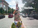 Miniatur-pohon-natal-yang-ada-di-tengah-Jalan-Jenderal-Sudirman-Kota-Solo-Rabu-30112022.jpg