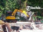 Mobil-Bego-tengah-meratakan-kios-shelter-pedagang-di-TSTJ-Kota-Solo-Jumat-612023.jpg