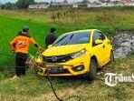 Mobil-Brio-kuning-nyungsep-di-sawah.jpg
