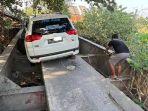 Mobil-Pajero-yang-tersangkut-di-jembatan.jpg