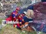 Mobil-terjun-bebas-di-Jembatan-Nongko-Polokarto-Sukoharjo.jpg