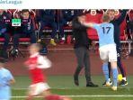Momen-saat-Kevin-De-Bruyne-mendorong-Mikel-Arteta.jpg