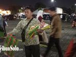Muhammad-Sukron-pedagang-asal-Semarang-tengah-menjajakan-tikar-plastik.jpg