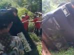 NYARIS-MASUK-JURANG-Pikap-terguling-di-pinggir-jalan-di-jalan-menuju-Desa-Tlogolele-Boyolali.jpg