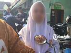 NZ-salah-satu-siswa-SMPN-1-Colomadu-yang-mengalami-keracunan-setelah-memakan-MBG.jpg