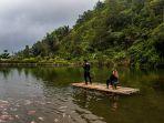 Naik-sampan-di-Telaga-Muncar-Wonogiri.jpg