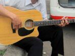 Norman-Kamaru-bermain-alat-musik-gitar.jpg