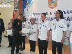 PJ-Bupati-Karanganyar-Timotius-Suryadi-menyerahkan-bantuan-pelatihan.jpg