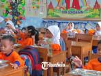PROGRAM-MBG-Suasana-siswa-siswi-kelas-1-A-SDN-Sondakan-Solo-saat-menyantap-MBG.jpg