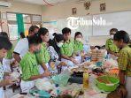 Para-siswa-SMPN-4-Solo-membuat-makana.jpg