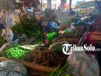 Parmi-59-salah-satu-pedagang-empon-empon-saat-melayani-pembeli-di-Pasar-Legi-Solo.jpg
