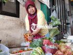Parni-menunjukkan-cabai-merah-dagangannya-yang-mengalami-kenaikan-harga-menjadi-Rp-100-ribu.jpg