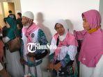 Pasangan-lansia-asal-Desa-Buran-Tasikmadu-Karanganyar-yang-merupakan-jemaah-calon-haji.jpg