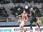 Paulo-Henrique-mencetak-gol-ke-gawang-Persis-Solo.jpg
