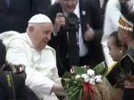 Paus-Fransiskus-menerima-bunga-tangan-dari-dua-anak-Indonesia.jpg