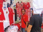 Pedagang-atribut-timnas-di-Stadion-Manahan-Solo-jelang-laga-Piala-AFF-2024-Indonesia-vs-Laos.jpg