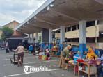 Pedagang-menggelar-lapak-darurat-Selasa-7102025-pasca-kebakaran-melanda-Pasar-Kota-Wonogiri.jpg