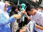 Pelajar-SMA-Negeri-12-menyalami-gurunya.jpg