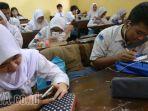 Pelajar-SMA-mengerjakan-latihan-soal-di-kelas.jpg