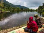 Pelancong-menikmati-suasana-Taman-di-area-Goa-Resi.jpg
