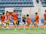 Pelatih-Brunei-Mario-Rivera-memantau-skuad-Timnas-Brunei-latihan.jpg