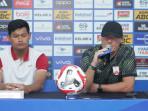 Pelatih-Persis-Solo-Peter-de-Roo-kanan-dan-pemain-M-Riyandi.jpg