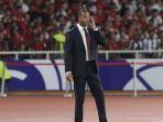 solo/Pelatih-Timnas-Indonesia-Patrick-Kluivert-memberi-instruksi-saat-Timnas-Indonesia-melawan-Bahrain.jpg