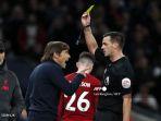 Pelatih-Tottenham-Hotspur-Antonio-Conte-mendapatkan-kartu-kuning-dari-wasit-Andrew-Madley.jpg
