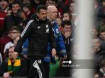 Pelatih-kepala-Fulham-Marco-Silva-dikawal-dari-pinggir-lapangan-setelah-dikeluarkan-dari-lapangan.jpg
