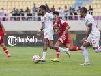 Pemain-Malut-United-Yakob-Sayuri-saat-menggiring-bola.jpg
