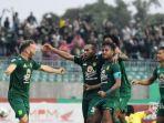 Pemain-Persebaya-Surabaya-melakukan-selebrasi.jpg