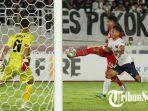 Pemain-Persis-Alfath-Fathier-menendang-ke-gawang-Persita-yang-dijaga-Dhika-Bayangkara.jpg