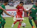 Pemain-Persis-Solo-Samsul-Arif-kedua-kanan-dihadang-bek-PSS-Sleman.jpg